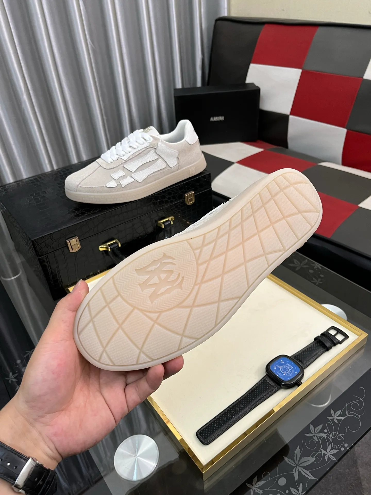 Men's shoes 💰420⌚️⌚️《AMIR*》New men's low-top casual sports sneakers bone shoes, another pair of irresistible bone shoes. Bone shoes are one of AMIRI's most popular items. They use first-layer cowhide uppers. The side bones are made of two cowhide laminations. They have a three-dimensional feel. The leather incisions are all oil-edged. Contrasting color design. Simple style. Fashionable sports. Customized metal LOGO nameplate to embellish shoelaces. Exclusive control of top version. Supports comparison. Breathable mesh lining Original rubber outsole A must-have item for daily leisure Suitable for various occasions Check it out if you are looking for high quality Super cool uppers Size: 38-445️⃣ Colors available